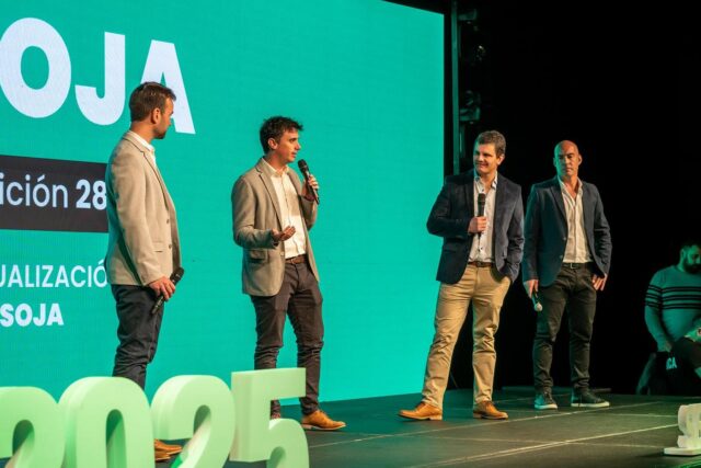 soja-rosario-innovacion-genetica-futuro-don-mario La soja lució su alfombra verde en Rosario: innovación, genética y futuro en la JAT de DONMARIO
