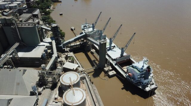 barco-hidrovia-uso-zarate Acuerdo entre usuarios de la hidrovía